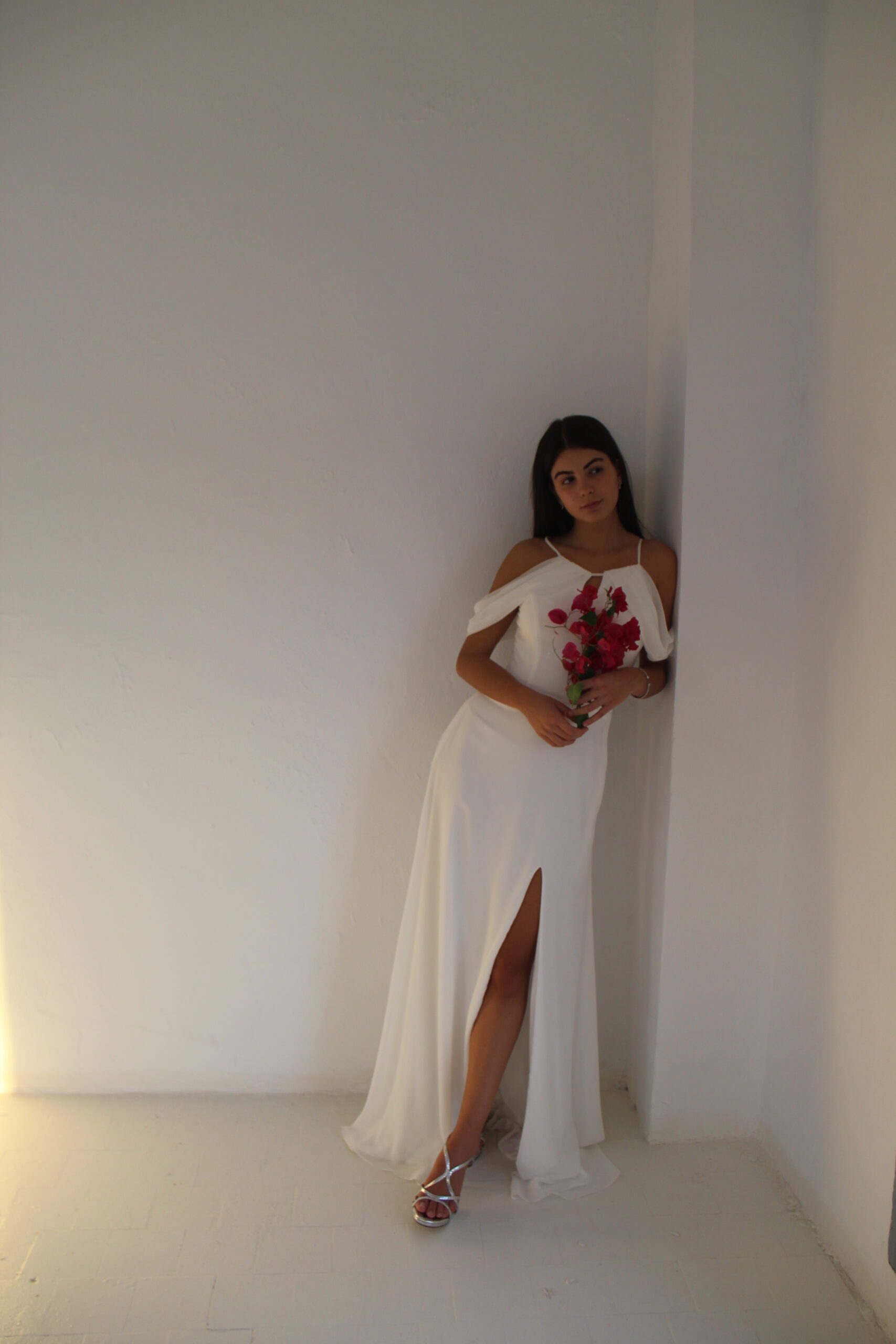 Vestido Blanco con Hombros Caidos