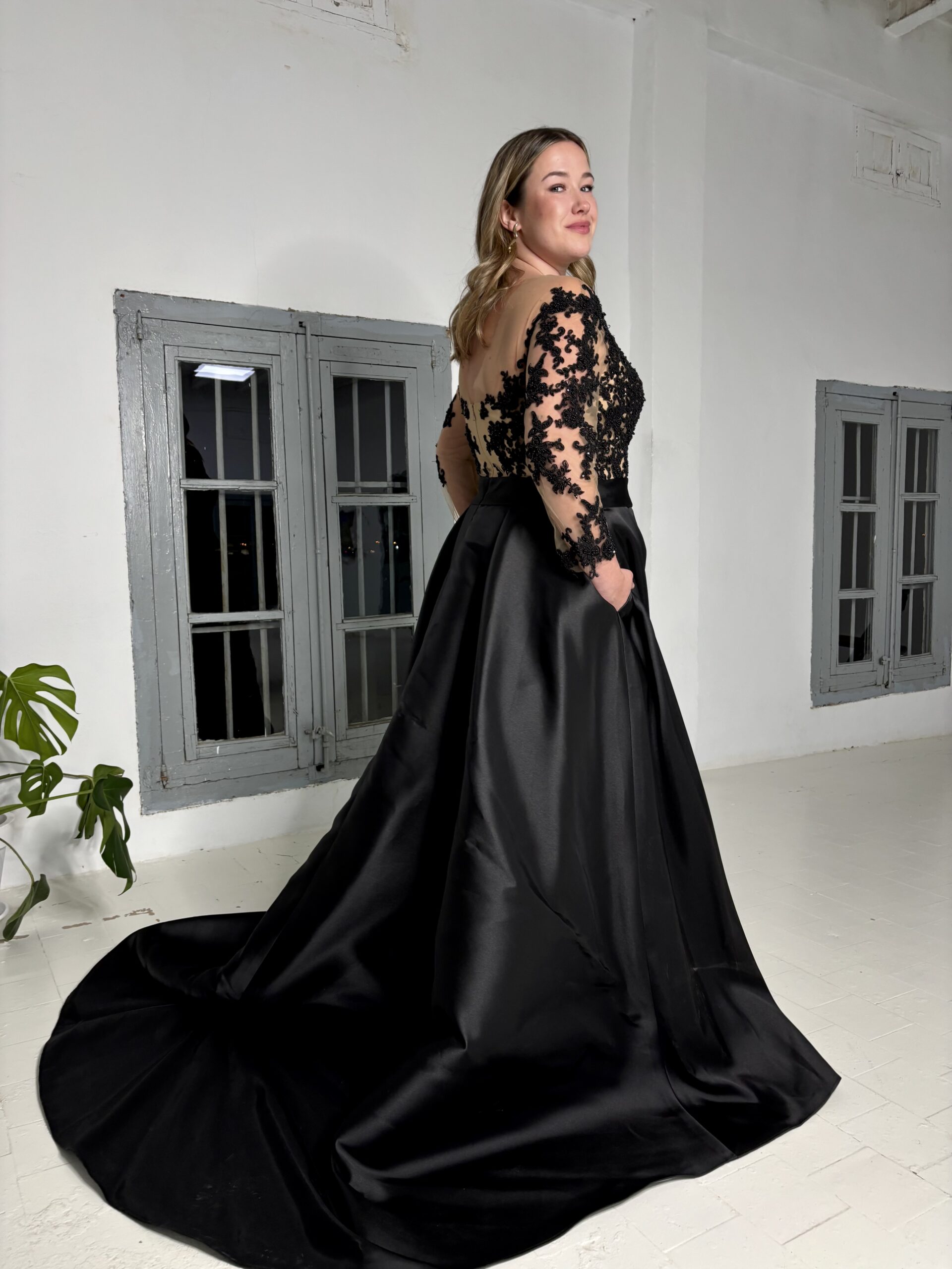 Vestido Negro Corte Princesa Manga Larga